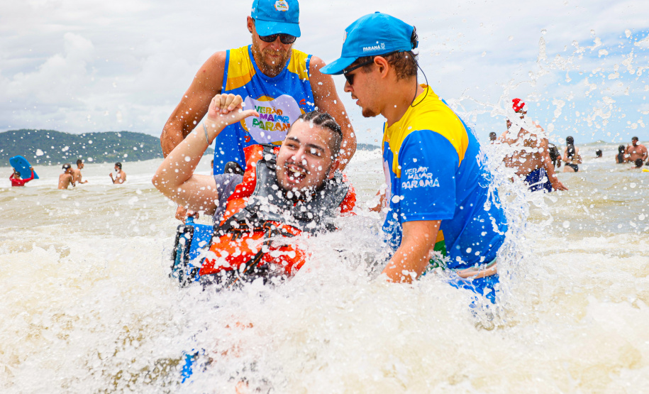 Praia Acessível já atendeu 603 pessoas com cadeiras anfíbias para pessoas com deficiência ou baixa mobilidade