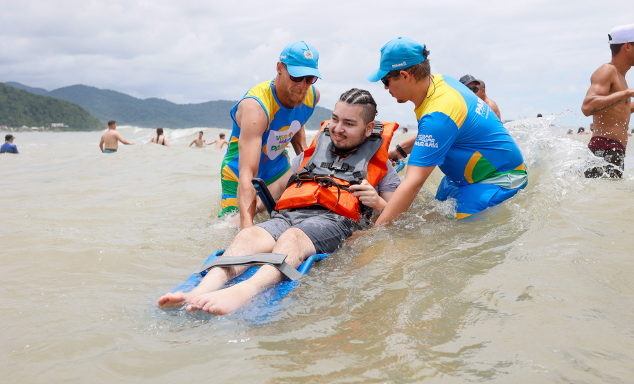 Praia Acessível já atendeu 603 pessoas com cadeiras anfíbias para pessoas com deficiência ou baixa mobilidade