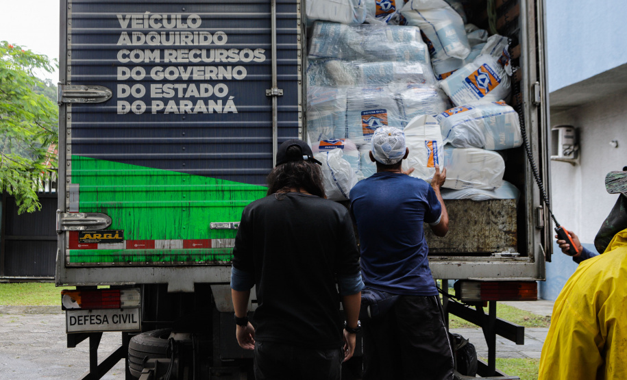 Defesa Civil do Paraná manda caminhão com 150 colchões e cestas básicas para Guaratuba