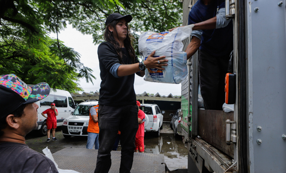 Defesa Civil do Paraná manda caminhão com 150 colchões e cestas básicas para Guaratuba