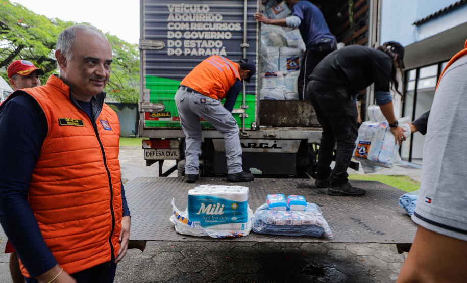 Defesa Civil do Paraná manda caminhão com 150 colchões e cestas básicas para Guaratuba
