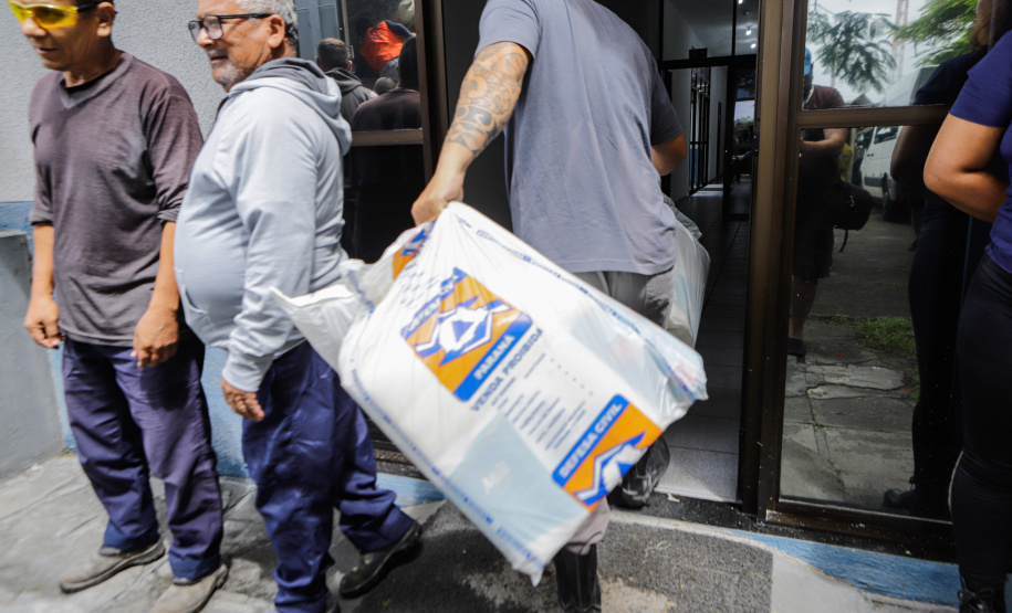 Defesa Civil do Paraná manda caminhão com 150 colchões e cestas básicas para Guaratuba