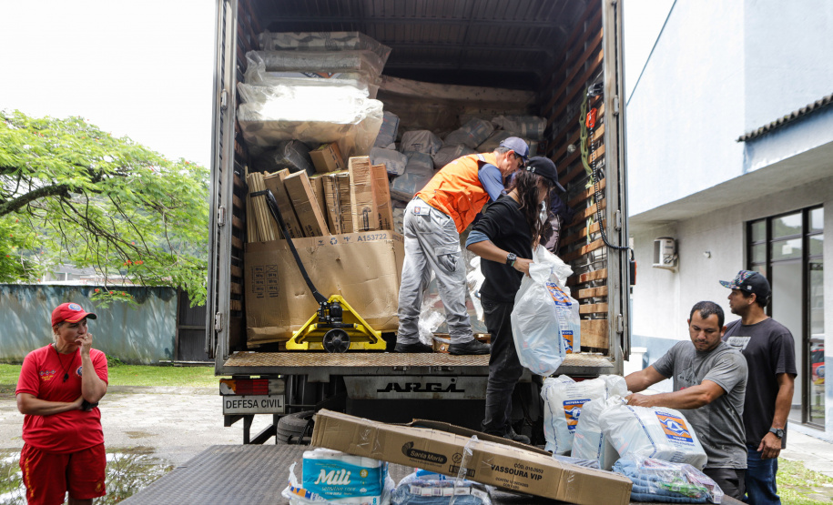 Defesa Civil do Paraná manda caminhão com 150 colchões e cestas básicas para Guaratuba