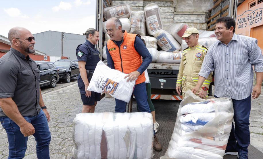 Defesa Civil envia caminhões com mantimentos para Matinhos e Pontal do Paraná