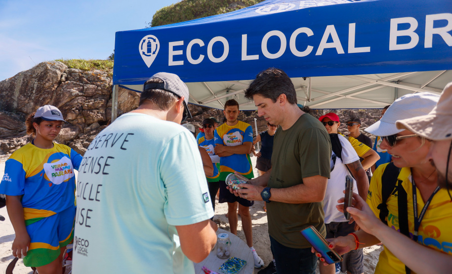 Em mutirão de apenas duas horas, Estado recolhe 7 mil itens de lixo na Ilha do Mel