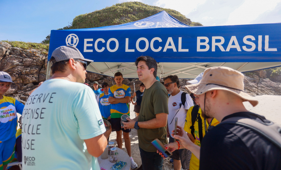 Em mutirão de apenas duas horas, Estado recolhe 7 mil itens de lixo na Ilha do Mel