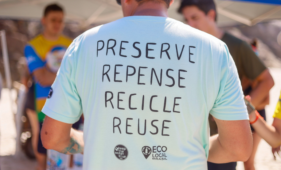 Em mutirão de apenas duas horas, Estado recolhe 7 mil itens de lixo na Ilha do Mel