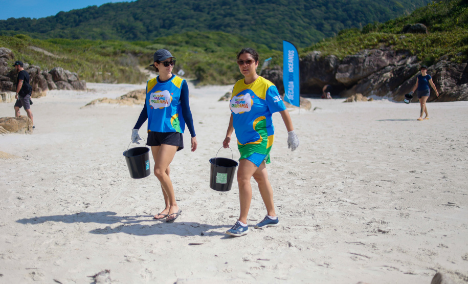 Em mutirão de apenas duas horas, Estado recolhe 7 mil itens de lixo na Ilha do Mel