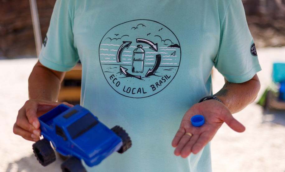 Em mutirão de apenas duas horas, Estado recolhe 7 mil itens de lixo na Ilha do Mel