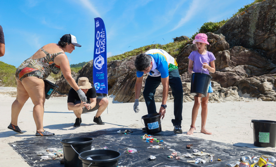 Em mutirão de apenas duas horas, Estado recolhe 7 mil itens de lixo na Ilha do Mel