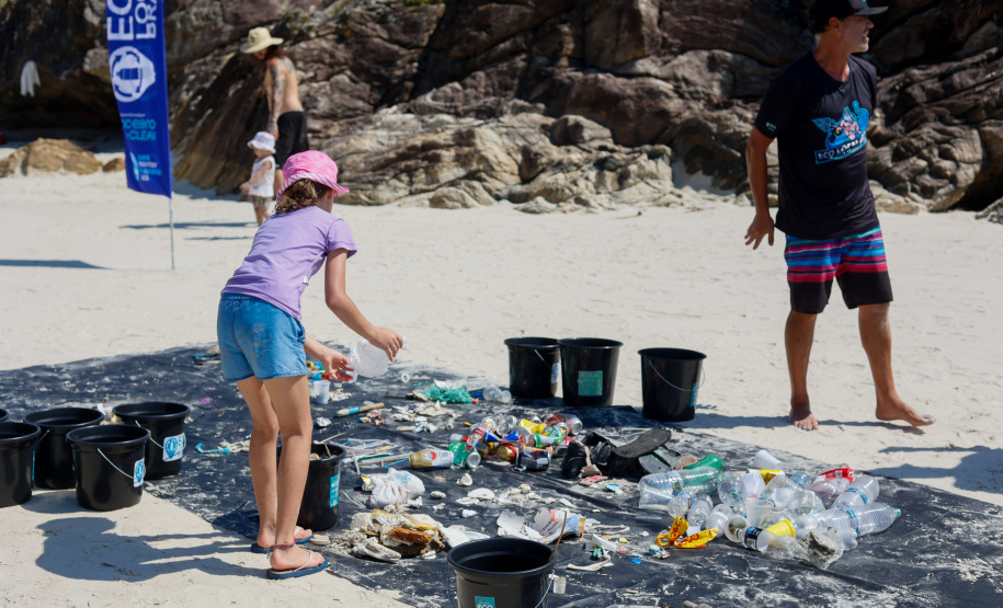 Em mutirão de apenas duas horas, Estado recolhe 7 mil itens de lixo na Ilha do Mel