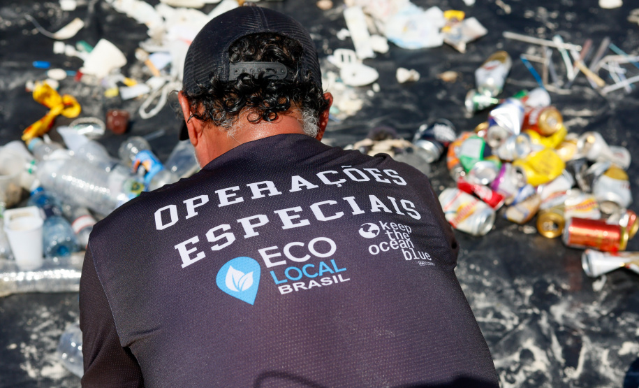 Em mutirão de apenas duas horas, Estado recolhe 7 mil itens de lixo na Ilha do Mel