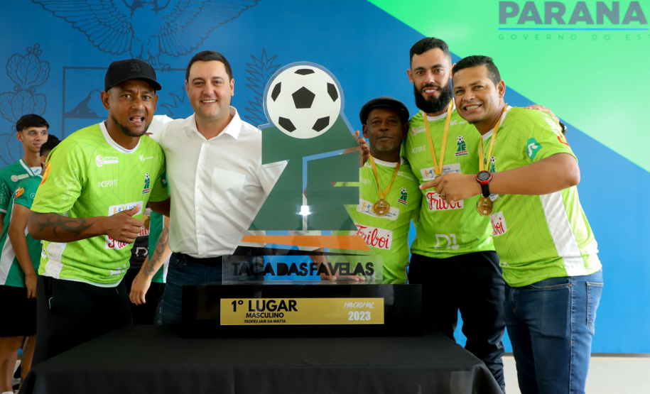 Conquista inédita: governador recebe jovens paranaenses que levantaram a Taça das Favelas