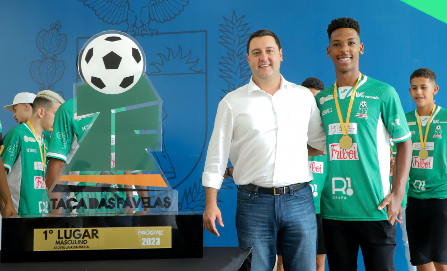 Conquista inédita: governador recebe jovens paranaenses que levantaram a Taça das Favelas