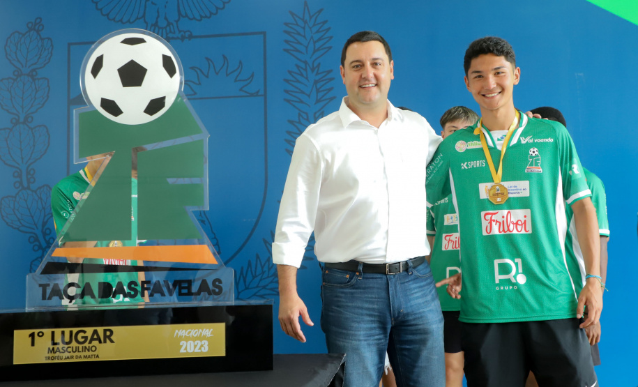 Conquista inédita: governador recebe jovens paranaenses que levantaram a Taça das Favelas