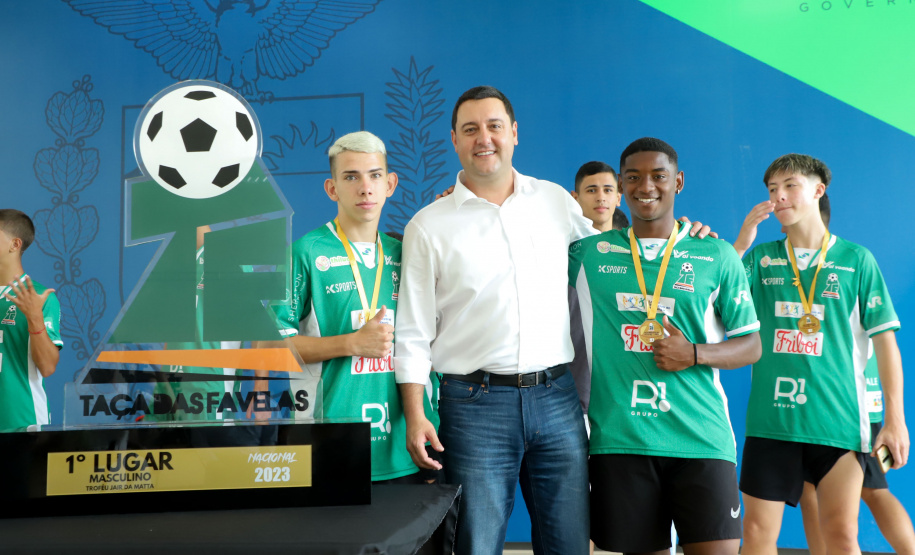 Conquista inédita: governador recebe jovens paranaenses que levantaram a Taça das Favelas
