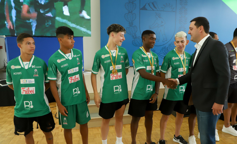 Conquista inédita: governador recebe jovens paranaenses que levantaram a Taça das Favelas