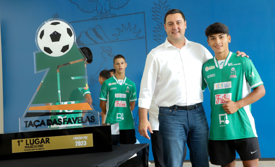 Conquista inédita: governador recebe jovens paranaenses que levantaram a Taça das Favelas