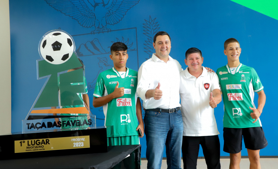 Conquista inédita: governador recebe jovens paranaenses que levantaram a Taça das Favelas