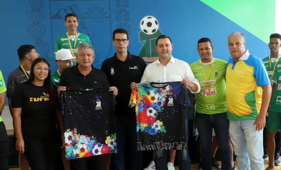Conquista inédita: governador recebe jovens paranaenses que levantaram a Taça das Favelas