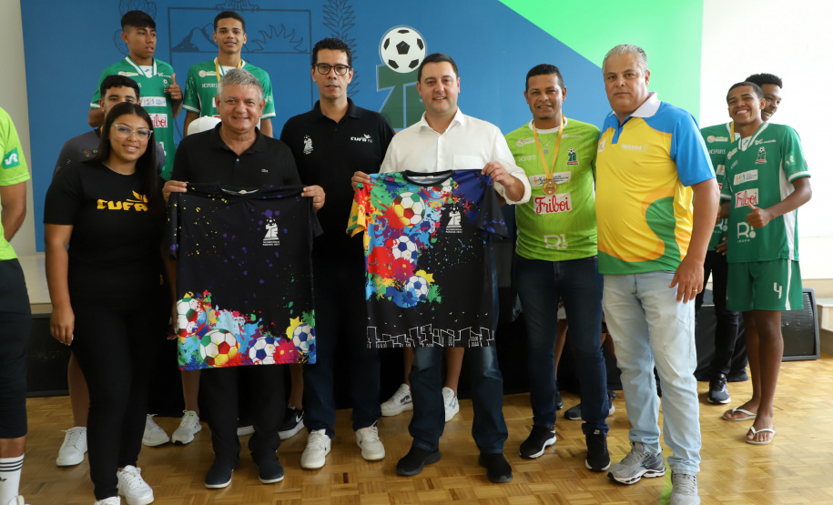 Conquista inédita: governador recebe jovens paranaenses que levantaram a Taça das Favelas