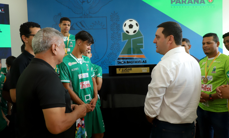 Conquista inédita: governador recebe jovens paranaenses que levantaram a Taça das Favelas