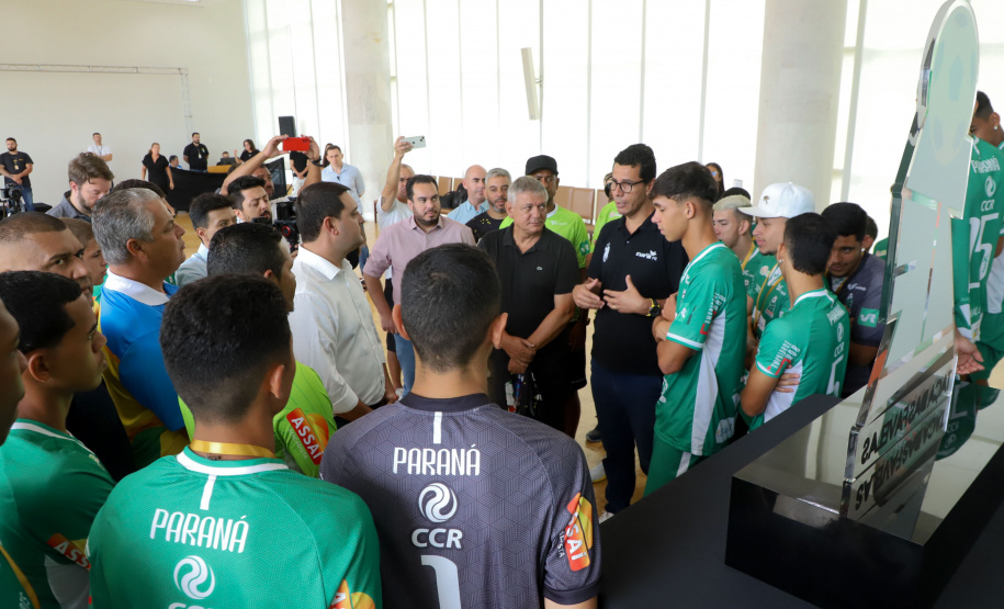 Conquista inédita: governador recebe jovens paranaenses que levantaram a Taça das Favelas