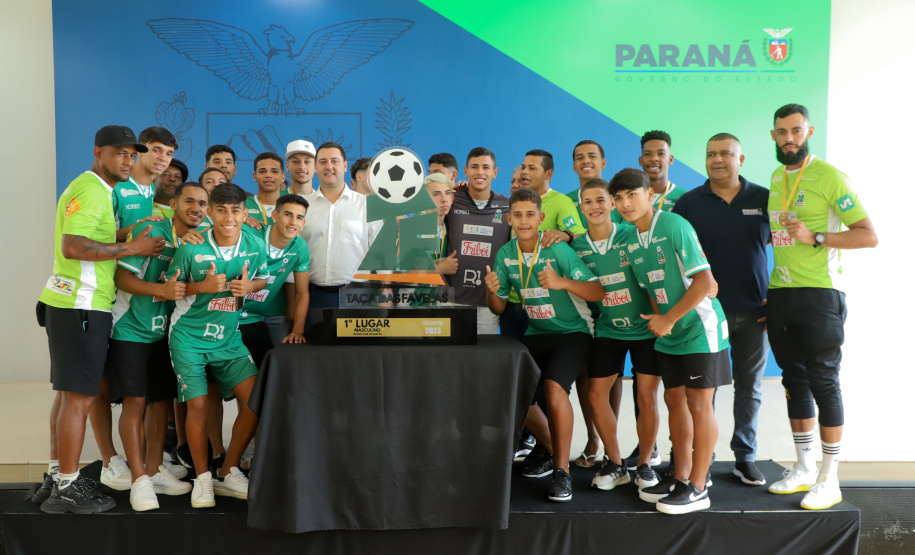 Conquista inédita: governador recebe jovens paranaenses que levantaram a Taça das Favelas