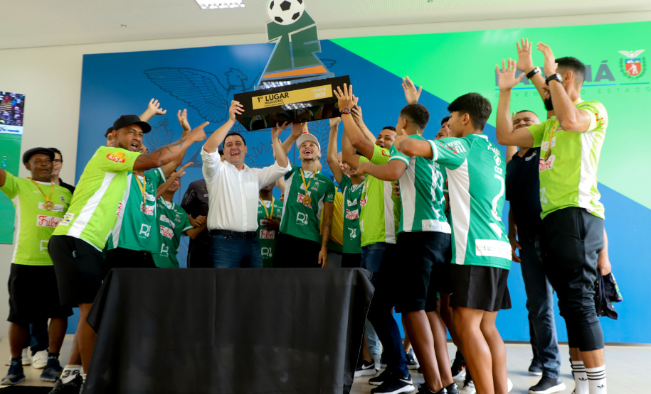 Conquista inédita: governador recebe jovens paranaenses que levantaram a Taça das Favelas