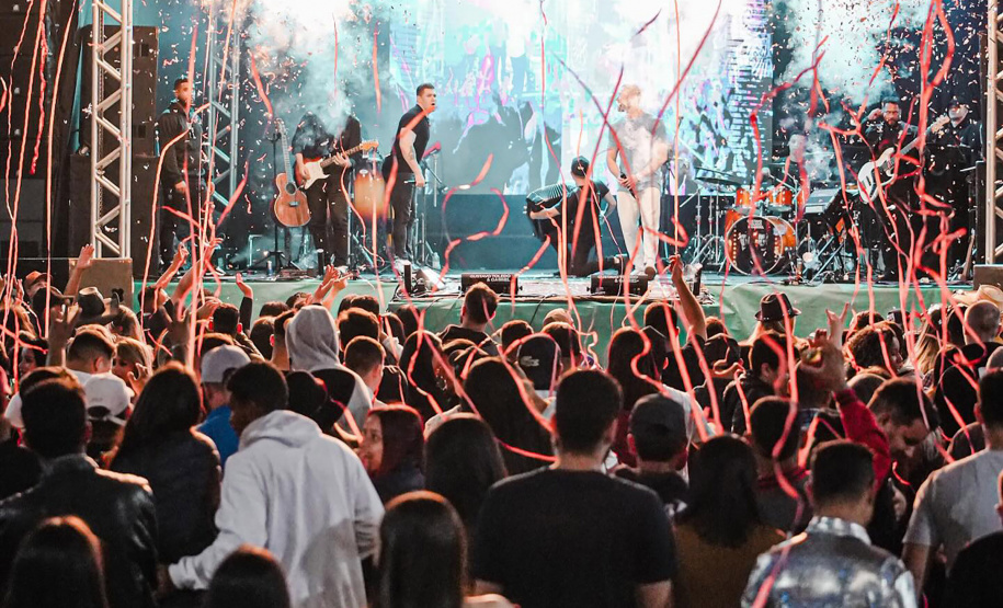 População curte primeiros shows do Verão Maior Paraná no Litoral