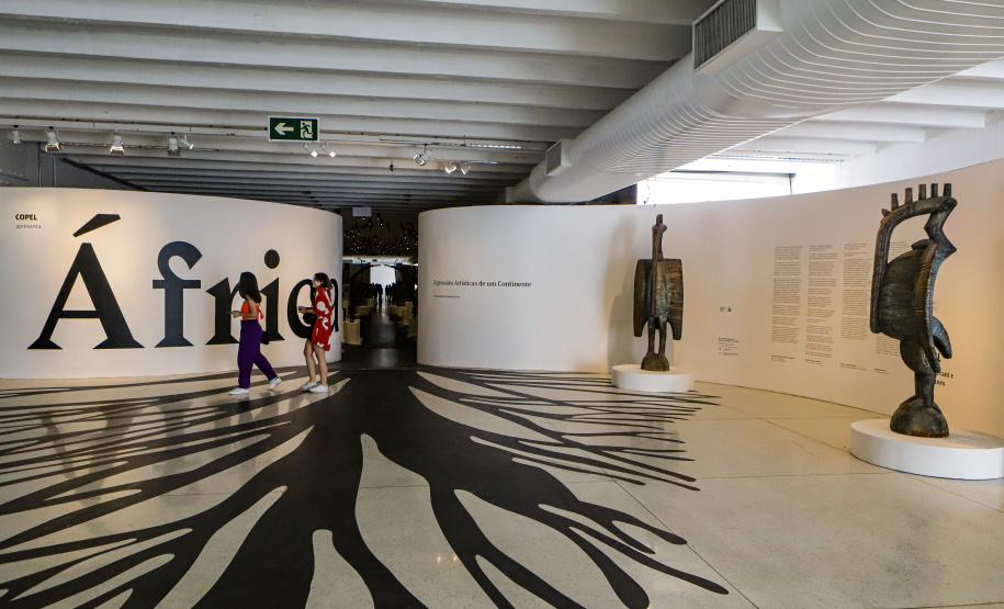 Exposição "África: Diálogos com o Contemporâneo" fica no MON até dia 28