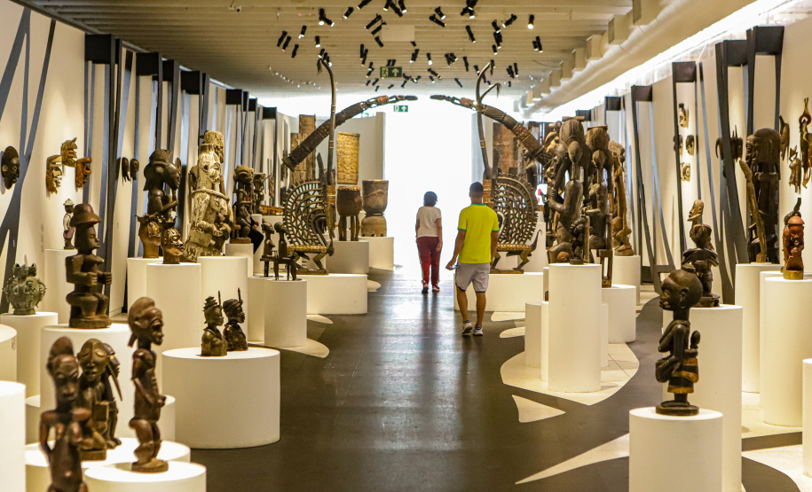 Exposição "África: Diálogos com o Contemporâneo" fica no MON até dia 28