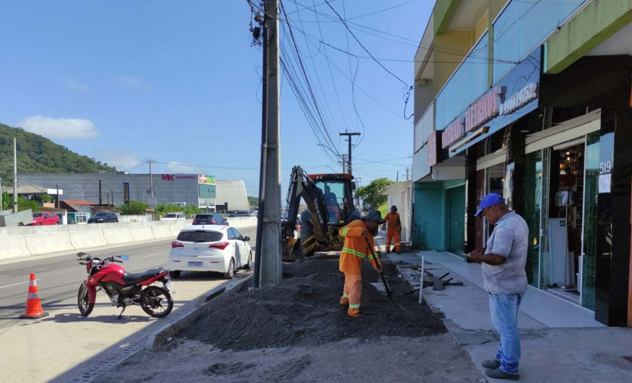 Trecho duplicado da PR-412 em Matinhos ganha novas calçadas com ciclovia