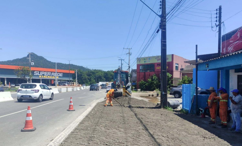 Trecho duplicado da PR-412 em Matinhos ganha novas calçadas com ciclovia