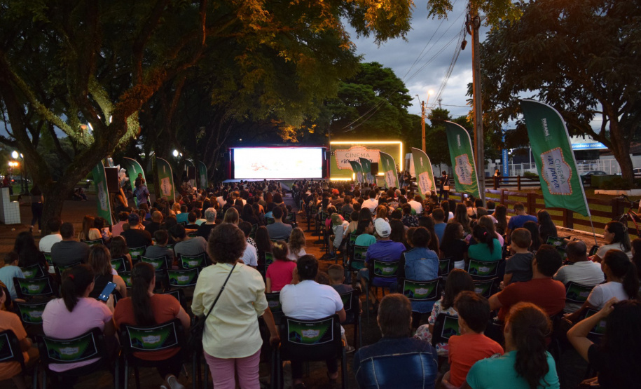 CINEMA NA PRAÇA