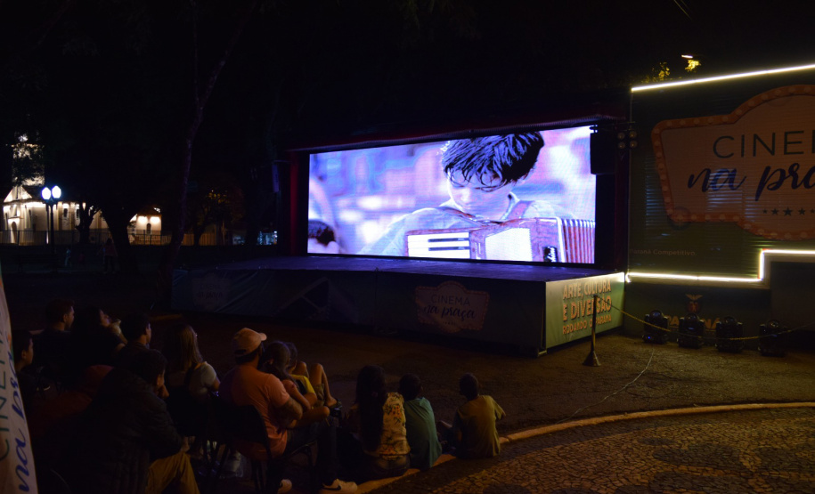 CINEMA NA PRAÇA