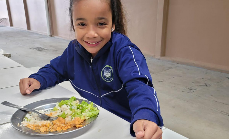 Com a oferta de três refeições por turno, o programa Mais Merenda leva maior variedade, sabor e nutrientes à alimentação escolar do Paraná.