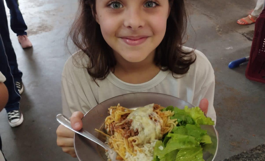Com a oferta de três refeições por turno, o programa Mais Merenda leva maior variedade, sabor e nutrientes à alimentação escolar do Paraná.