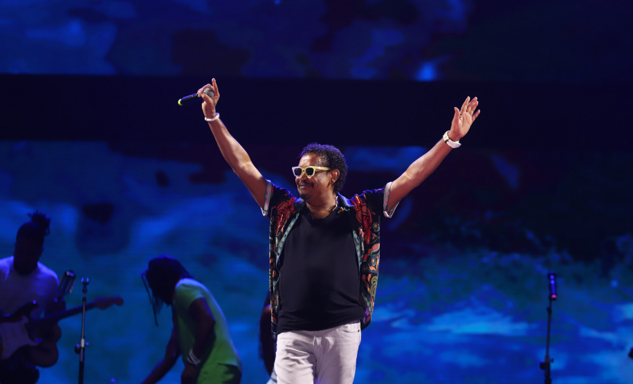 Noite histórica: Luan Santana e É o Tchan levam quase 180 mil pessoas aos shows no Litoral