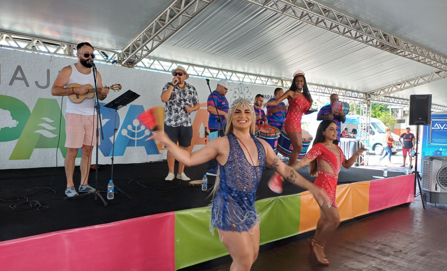 Turistas do cruzeiro da MSC são recepcionados com "baterilha" e ritmo do Carnaval em Paranaguá