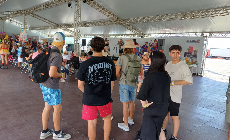 Turistas do cruzeiro da MSC são recepcionados com "baterilha" e ritmo do Carnaval em Paranaguá