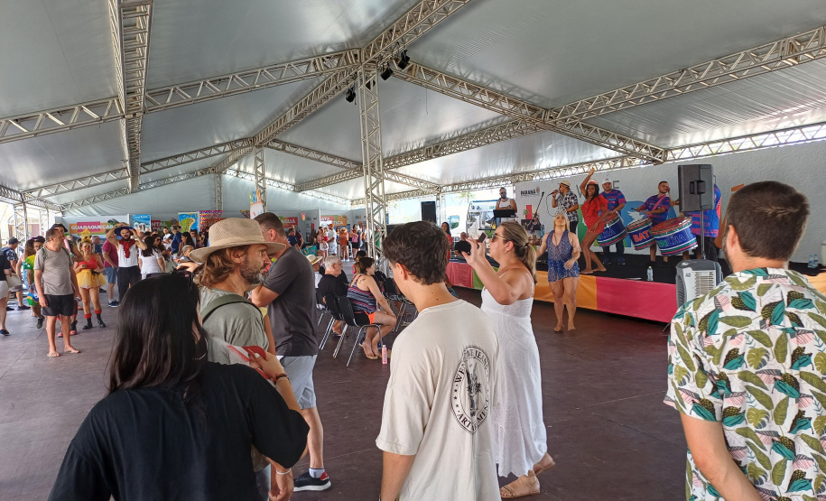 Turistas do cruzeiro da MSC são recepcionados com "baterilha" e ritmo do Carnaval em Paranaguá