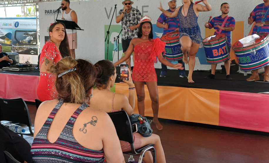 Turistas do cruzeiro da MSC são recepcionados com "baterilha" e ritmo do Carnaval em Paranaguá