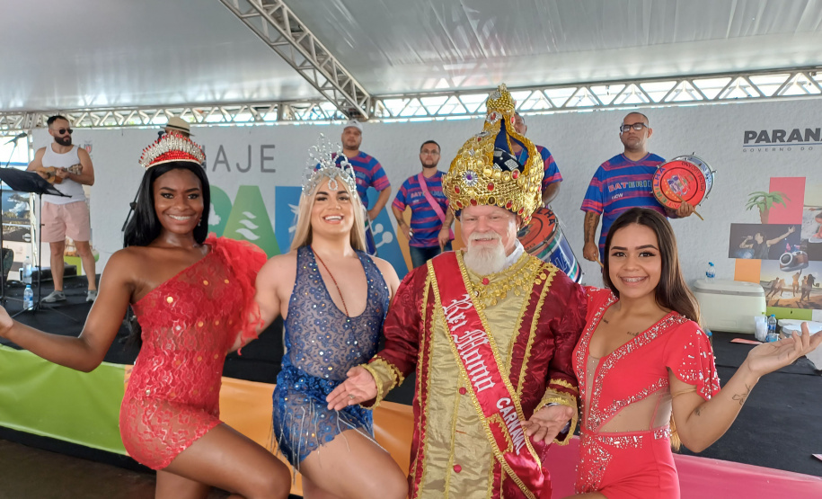 Turistas do cruzeiro da MSC são recepcionados com "baterilha" e ritmo do Carnaval em Paranaguá