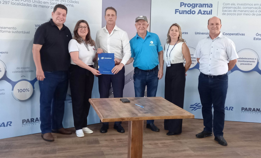 Sanepar faz doação e recebe troféu de Empresa Amiga da Uopeccan