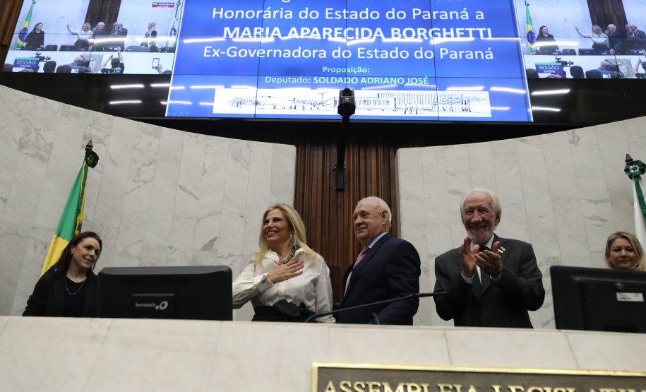 Governador participa da entrega do título de cidadã honorária do Paraná a Cida Borghetti