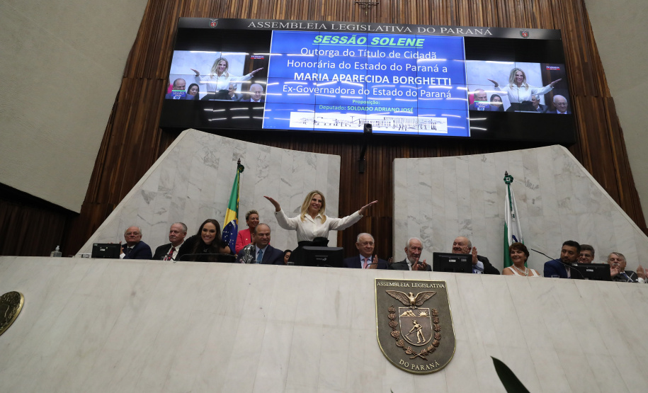 Governador participa da entrega do título de cidadã honorária do Paraná a Cida Borghetti
