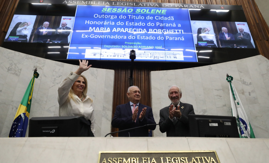 Governador participa da entrega do título de cidadã honorária do Paraná a Cida Borghetti