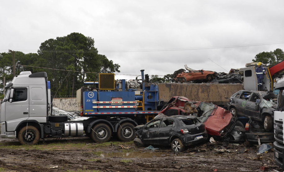 Detran-PR prensa 452 toneladas de veículos para reciclagem