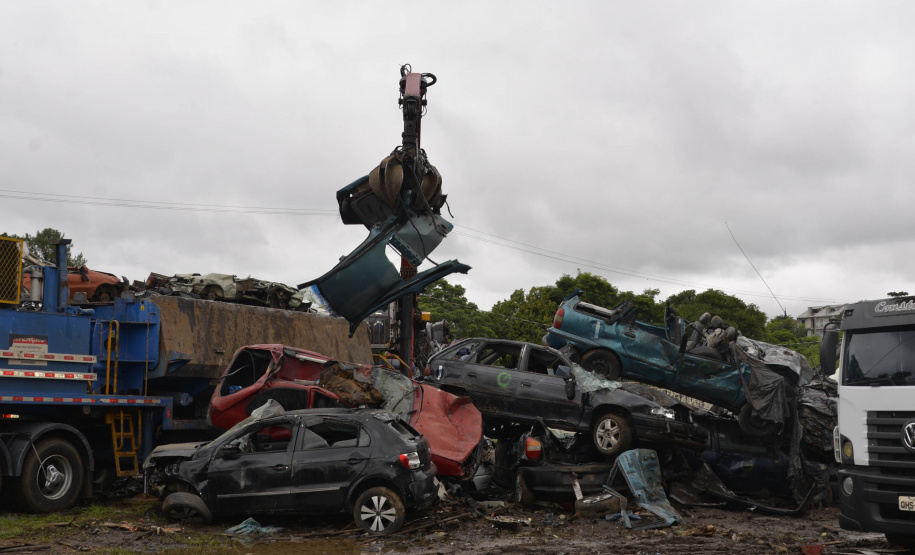 Detran-PR prensa 452 toneladas de veículos para reciclagem